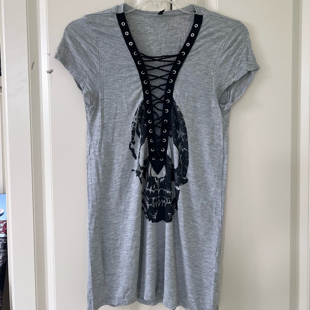 Revelation Skull Lace Up Tee Juniors size S